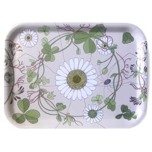 Könnte beinhalten: Ein rechteckiges Serviertablett mit cremefarbenem Hintergrund und einem floralen Design. Das Design zeigt weiße Gänseblümchen, grüne Kleeblätter und rosa und violette Blumen.