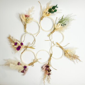 Anéis de guardanapo de flores secas (conjunto de 7) | Decoração de mesa de casamento natural roxo e branco | Amaranto globo de capim-dos-pampas | Presente de jogo de mesa boho