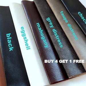 Puede incluir: Una selección de ocho muestras de cuero en varios colores, incluyendo camel, negro, cáscara de huevo, caoba, gris desgastado, topo desgastado y chocolate. El texto "BUY 4 GET 1 FREE 4X6" está impreso en las muestras.