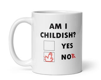 Könnte beinhalten: Ein weißer Keramikbecher mit schwarzem Text AM I CHILDISH? und zwei quadratischen Kästchen. Das obere Kästchen ist neben dem Wort YES leer. Das untere Kästchen enthält eine rote, handgezeichnete Illustration eines Phallus neben dem Wort NOB.