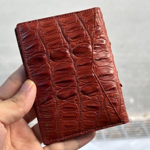 Portfel z podwójnym etui na karty ze skóry aligatora w kolorze koniaku: smukły, egzotyczny design