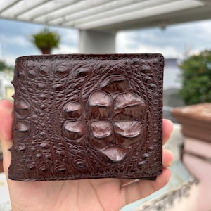 Cartera plegable de piel de aligátor marrón de primera calidad para hombre con solapa para identificación. Cartera de piel exótica de primera calidad. Regalo de cumpleaños para hombre.