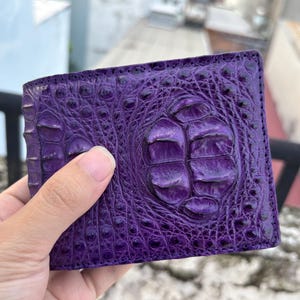 Cartera plegable para hombre de piel de aligátor morada con solapa para identificación. Cartera de cuero exótico premium. Regalo de cumpleaños.