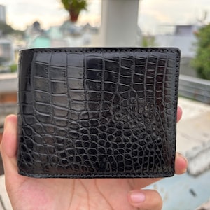 Cartera plegable de piel auténtica de caimán negro para hombre con solapa para identificación. Cartera de piel exótica premium. Regalo de cumpleaños para hombre.