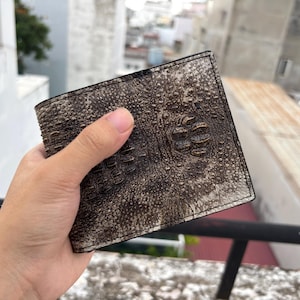 Cartera plegable para hombre de piel de aligátor original y natural con solapa para identificación. Cartera de cuero exótico premium. Regalo de cumpleaños.