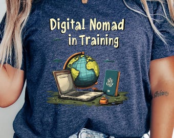 Camiseta con mensaje de nómada digital en formación, camiseta gráfica para trabajar desde cualquier lugar para hombres y mujeres, pasión por los viajes, trabajo remoto, regalo de estilo de vida para viajeros