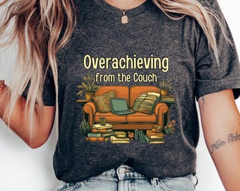 Overpresteerd vanaf de bank T-shirt grappig thuiswerken grafisch T-shirt voor mannen en vrouwen gezellig thuiswerker cadeau voor productiviteitsliefhebbers
