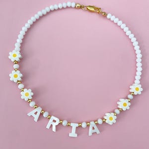 Collar con nombre personalizado Daisy, collar con nombre de nácar, collar con nombre de cuentas, regalo para niños pequeños, regalo de cumpleaños para niños, regalo para niña de las flores