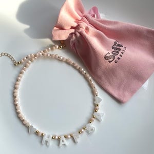 Collar con nombre personalizado para niños pequeños, collar con nombre y letra de nácar, collar de cuentas para niños, regalo para niñas pequeñas, regalos de cumpleaños para niños