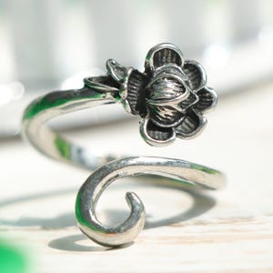Lotus Yarn Tension Ring Adjustable | Tension Ring For Knitting | Yarn Guide Ring | Beginner Knitting Crochet Gift | Knuckle Assistant