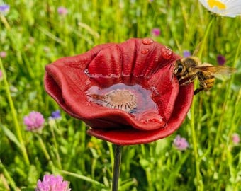 雨水収集器、花壇用杭型ミツバチ給水器、3Dプリント製ポピー型昆虫給水ステーション、カラフルな庭の装飾品