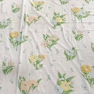 Vintage 80s Floral Tulips Bouquet Print Full Flat Sheet Fabric White Pastel