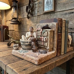 Könnte beinhalten: Ein Set aus drei Keramikbechern mit gesprenkelter, matter Oberfläche. Die Becher sind in den Farben Creme, Hellgrau und Dunkelgrau gehalten. Jeder Becher hat ein schlichtes, minimalistisches Design, ideal für Kaffee oder Tee.