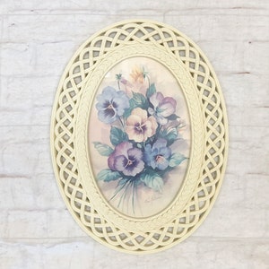 Cornice a traliccio Homco vintage anni &#39;70, grande, con fiori color crema, in finto vimini, rattan, ovale, blu e viola