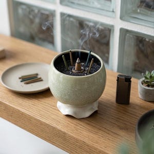 Mini vaso porta incenso vintage verde salvia con piedistallo, in ceramica smaltata, fatto a mano.