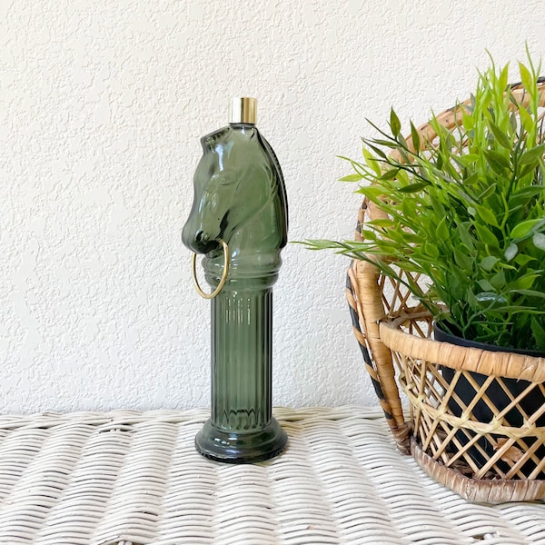 Estatueta vintage dos anos 70 da Avon, representando um cavalo cavaleiro, em vidro verde-caçador. Ideal para decoração de prateleiras.