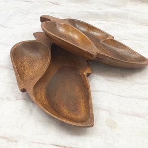 Vintage jaren 60 set 2 Monkey Pod Leaf Pepper Catchall serveerschalen kommen