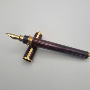 S.T. Dupont Montparnasse M1 Laque de Chine Luxury Fountain Pen. Superb condition. Ready to Write.