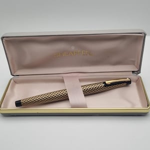 Vintage, Lady Sheaffer, Fountain Pen model 904 Paisley pattern fountain pen c. 1976-1978. Excellent Condition. Boxed.