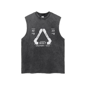 Puede incluir: Una camiseta negra sin mangas con un gráfico blanco de un triángulo con el texto "WG7 CAUTION / B53" y números en los lados.