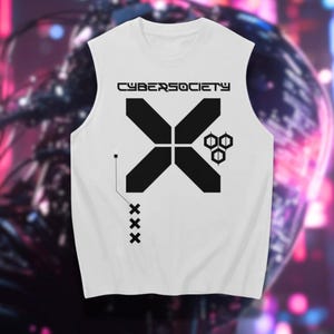 Puede incluir: Camiseta blanca sin mangas con un diseño gráfico negro que presenta una X estilizada con el texto "CYBERSOCIETY" encima y una serie de X debajo.