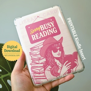 Könnte beinhalten: Druckbarer Kindle-Einsatz mit rosa Hintergrund und einer Grafik einer Frau mit Cowboyhut und Sonnenbrille, die ein Buch liest. Der Text auf dem Schild lautet "Sorry Busy Reading".