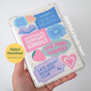Könnte beinhalten: Druckbarer Kindle-Einsatz mit bunten Aufklebern mit Sätzen wie "Emotional Support Kindle", "Noch ein Kapitel" und "Late Night Readers Club".
