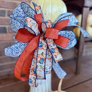 Orange und Blau Kürbis Herbstkranz Bow