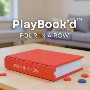 Puede incluir: Un juego PlayBook'd Four in a Row rojo sobre una mesa de madera clara. El juego es una caja rectangular roja con el título impreso en el lateral. Varias fichas rojas y azules están esparcidas alrededor de la caja.