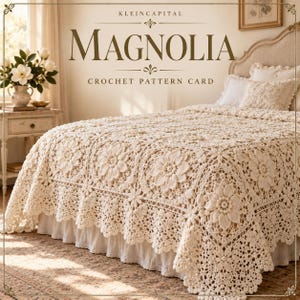 Pode incluir: Uma colcha de crochê na cor creme com um padrão de motivo floral repetitivo. O texto KLEINCAPITAL MAGNOLIA CROCHET PATTERN CARD é exibido em letras marrom-escuras acima da colcha, que cobre uma cama com travesseiros.