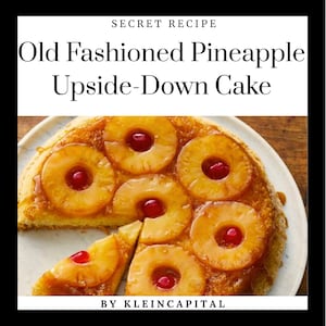Può includere: Una fetta di torta rovesciata all'ananas vecchio stile su un piatto bianco. La torta è guarnita con anelli di ananas e ciliegie rosse. Il testo "SECRET RECIPE" e "Old Fashioned Pineapple Upside-Down Cake" sono visibili.
