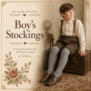 以下が含まれることがあります： KLEINCAPITAL Boy's Stockingsと題されたヴィンテージの編み物パターンカード。花のイラストと、ライトベージュのシャツ、茶色のサスペンダー、茶色のツイードショートパンツ、グレーのリブ編みストッキング、茶色の革靴を着用した子供が描かれています。