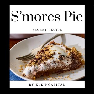 Puede incluir: Una porción de tarta de S'mores en un plato blanco con un tenedor. La tarta tiene una base de galletas Graham, relleno de chocolate y una cobertura de malvavisco tostado, con el texto "S'mores Pie SECRET RECIPE BY KLEINCAPITAL."