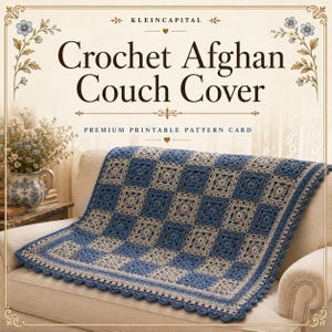 Puede incluir: Una manta de ganchillo para sofá con un patrón de tablero de ajedrez de cuadrados azules y beige con un borde festoneado. El texto dice KLEINCAPITAL, Crochet Afghan Couch Cover y PREMIUM PRINTABLE PATTERN CARD, enmarcado por detalles florales.
