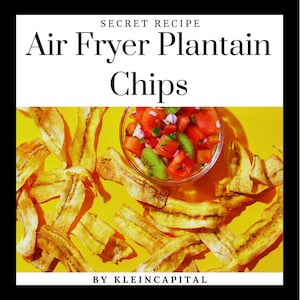 Puede incluir: Imagen de la receta de chips de plátano macho al aire. Chips de plátano macho dorados esparcidos sobre una superficie amarilla brillante, con un pequeño cuenco de salsa. El texto "SECRET RECIPE" y "Air Fryer Plantain Chips" se muestran en la parte superior.