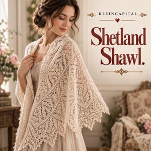 Puede incluir: Un chal de punto triangular de color crema con un intrincado patrón de encaje con motivos en forma de hoja y un borde festoneado. El texto KLEINCAPITAL y Shetland Shawl. aparece impreso en rojo oscuro a la derecha de la imagen.