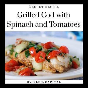 Può includere: Un piatto di merluzzo grigliato condito con pomodorini rossi, spinaci e cipolle. Il piatto è presentato su un piatto bianco. Il testo "SECRET RECIPE" e "Grilled Cod with Spinach and Tomatoes" sono visualizzati sopra il piatto. Il testo "BY KLEINCAPITAL" è sotto.