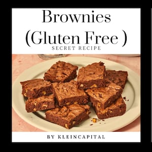 以下が含まれることがあります： グルテンフリーのブラウニーの皿。ブラウニーは正方形で濃い茶色で、ナッツが入っているようです。画像には「Brownies (Gluten Free) SECRET RECIPE」と「BY KLEINCAPITAL」という文字が含まれています。ブラウニーは薄緑色の皿にのっています。