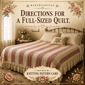 Könnte beinhalten: Eine Premium-Strickmusterkarte mit dem Titel DIRECTIONS FOR A FULL-SIZED QUILT von KLEINCAPITAL. Das Bild zeigt ein Bett mit einer cremefarbenen und altrosa gestreiften Häkeldecke, passenden Kissen und einem Bettrüschen in einem Zimmer.