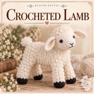 Puede incluir: Un cordero tejido a ganchillo de color crema con un cuerpo texturizado de puntos de burbuja, ojos negros pequeños y pezuñas de color marrón oscuro. La imagen muestra el texto KLEINCAPITAL y CROCHETED LAMB en letras marrón oscuro arriba.