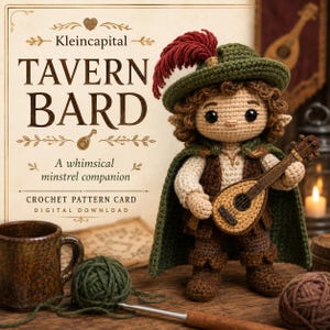 Può includere: Una scheda con schema all'uncinetto intitolata Kleincapital TAVERN BARD che mostra una bambola amigurumi fatta a mano con un cappello verde con piuma rossa, un mantello verde e abiti marroni, che tiene in mano un piccolo liuto. Include testo e un uncinetto.
