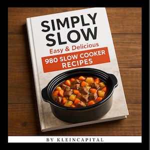 Peut inclure: Un livre de cuisine intitulé "SIMPLY SLOW" avec le sous-titre "Easy & Delicious 980 SLOW COOKER RECIPES". La couverture présente une mijoteuse noire remplie de ragoût, posée sur une surface en bois. L'auteur est KleinCapital.