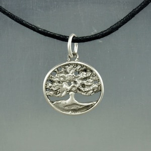 Oval Live Oak Anhänger in Sterling Silber Forest Life Tree Serie Halskette zum Muttertag Handgefertigt von Peter Senesac