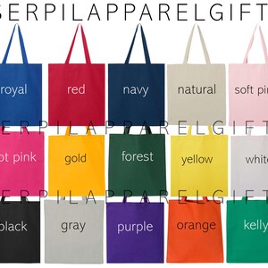 K&ouml;nnte beinhalten: Eine Sammlung von Tragetaschen in verschiedenen Farben, darunter K&ouml;nigsblau, Rot, Marine, Natur und Zartrosa. Jede Tasche hat einen passenden Griff, und der Name der Farbe ist auf der Vorderseite aufgedruckt. Der Markenname "SERPILAPPARELGIFTS" ist oben aufgedruckt.