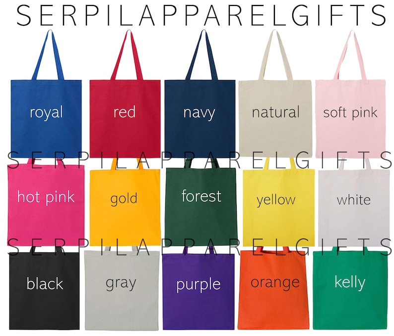 K&ouml;nnte beinhalten: Eine Sammlung von Tragetaschen in verschiedenen Farben, darunter K&ouml;nigsblau, Rot, Marine, Natur und Zartrosa. Jede Tasche hat einen passenden Griff, und der Name der Farbe ist auf der Vorderseite aufgedruckt. Der Markenname "SERPILAPPARELGIFTS" ist oben aufgedruckt.