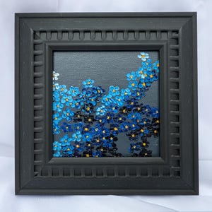 額入り花の油絵：小さな赤とピンクの花、青空、4x4インチキャンバス