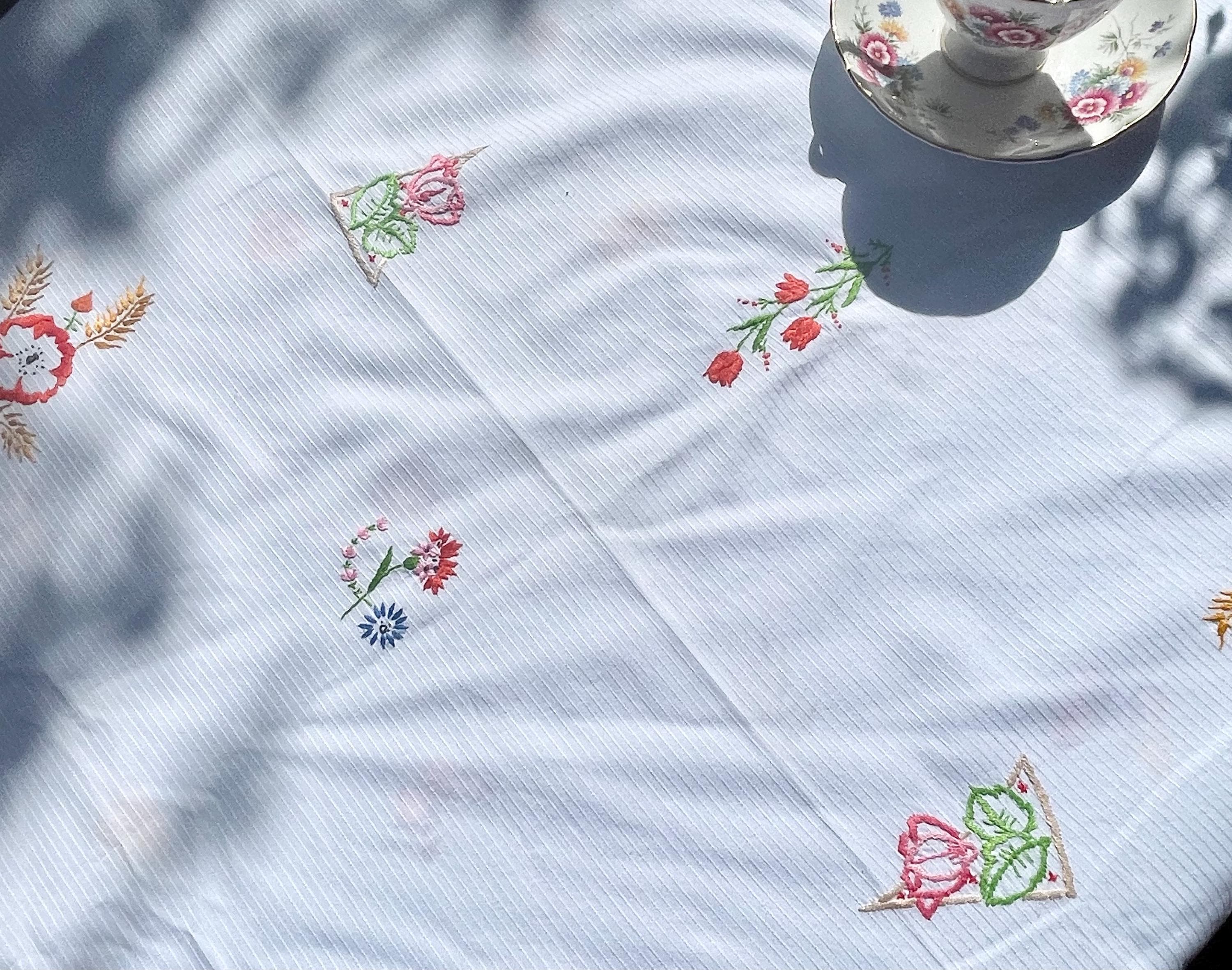 春夏の花の刺繍が施されたテーブルクロス 34インチ - Etsy 日本