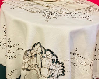 ヴィンテージの刺繍入りフルーツ柄カットワークのテーブルクロスとナプキン