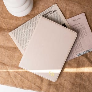 Custodia personalizzata per iPad in pelle vegana bianca, custodia da viaggio, custodia per iPad Pro 2022 2021 2020, iPad Air 2024, iPad Mini 7 6 5, custodia protettiva per iPad