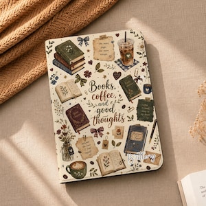 Puede incluir: Una funda rectangular para tableta con fondo color crema y un patrón de libros, tazas de café, flores, lazos y trozos de papel. El texto "Books, coffee, and good thoughts" está centrado, con el nombre "Brittany" impreso abajo a la derecha.